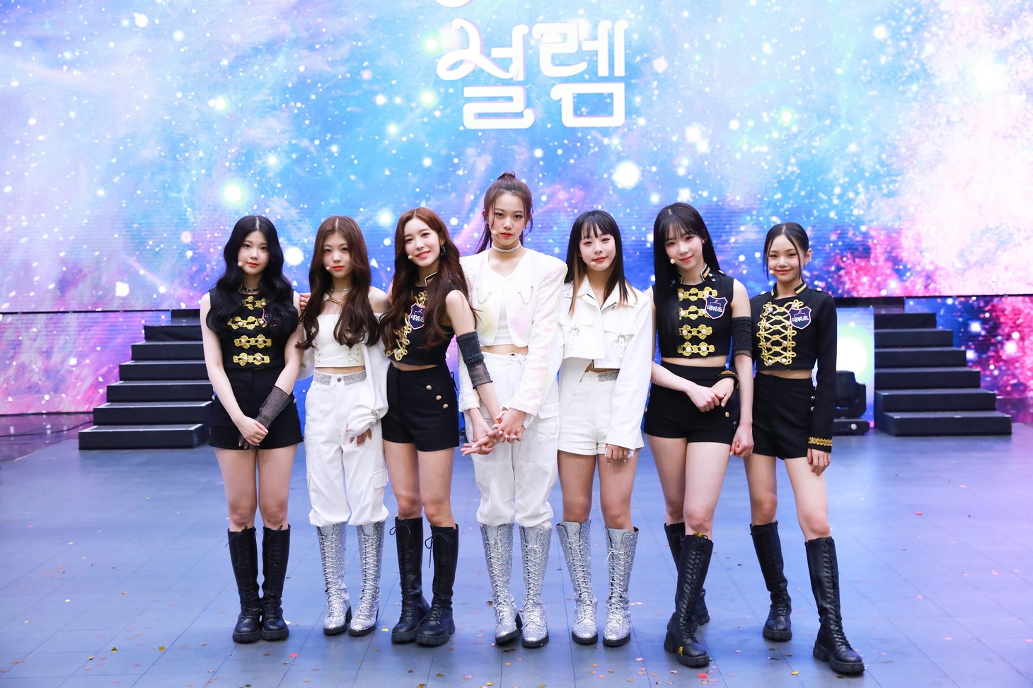CLASSyのメンバー。左からチェウォン、リウォン、ヒョンソ、ジミン、ソンユ、へジュ、ボウン。