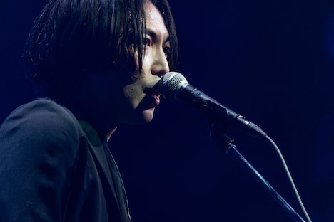 小林祐介（Vo, G）（Photo by HIDEYUKI UCHINO）