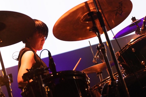 福田洋子（サポートドラマー）（Photo by HIDEYUKI UCHINO）