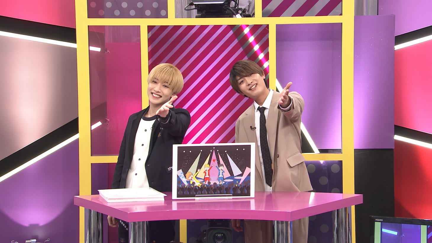 左から中村嶺亜、本高克樹。(c)テレビ朝日