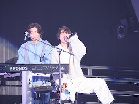 左から長妻怜央（Key, Vo）、阿部顕嵐（Vo）。（Photo by Yoshika Horita）