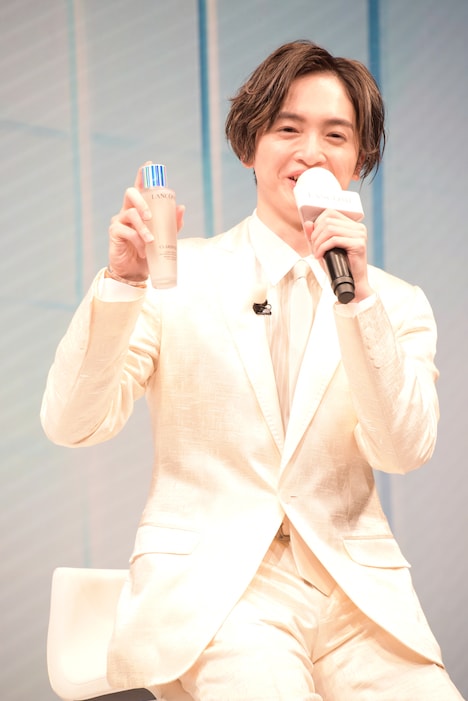 化粧水をシェイクする玉森裕太（Kis-My-Ft2）。