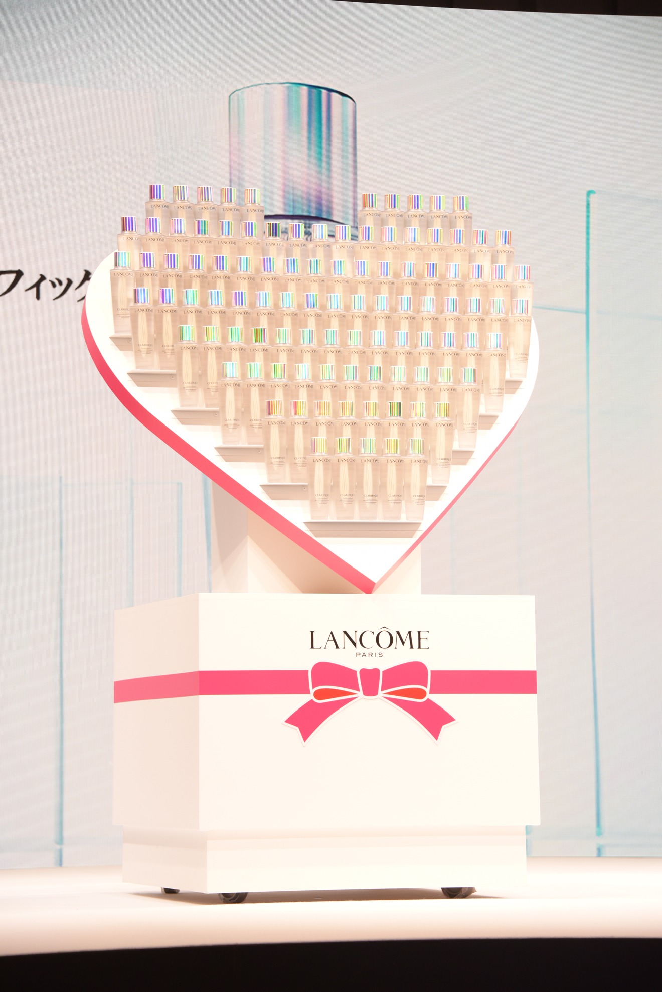 100本のランコム「クラリフィック デュアル エッセンス ローション」。