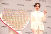 ランコム「クラリフィック デュアル エッセンス ローション」100本を受け取った玉森裕太（Kis-My-Ft2）。