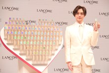 ランコム「クラリフィック デュアル エッセンス ローション」100本を受け取った玉森裕太（Kis-My-Ft2）。