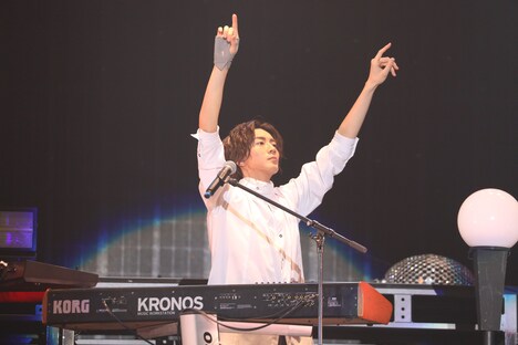 長妻怜央（Key, Vo）（Photo by Yoshika Horita）