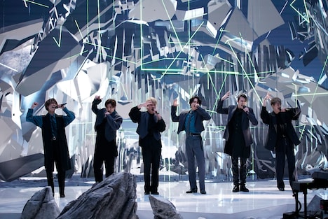 YouTube「PLAYLIST -SixTONES YouTube Limited Performance-」で「共鳴」を披露するSixTONES。