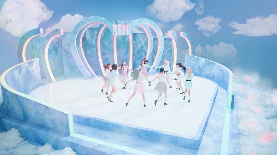 TWICE「SCIENTIST」ミュージックビデオより。