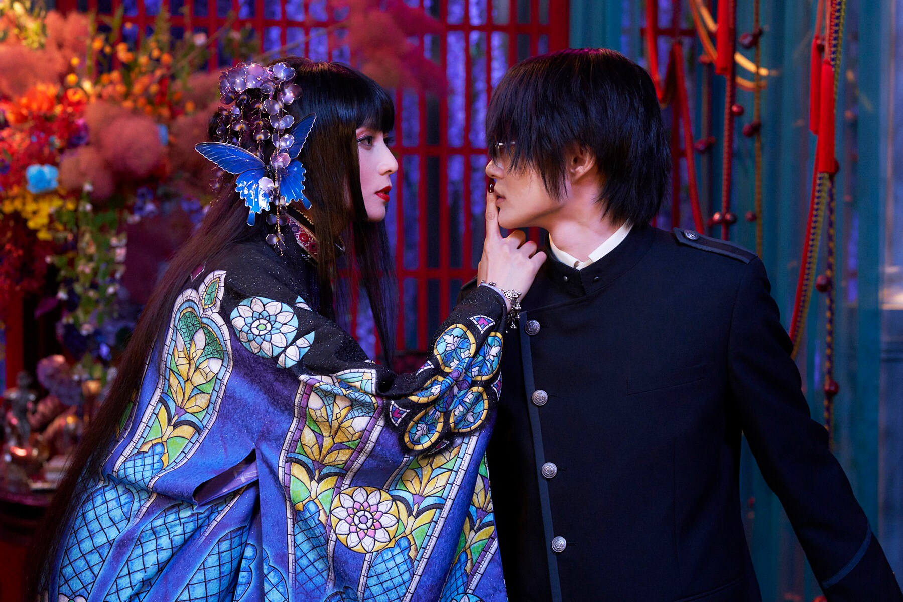 SixTONES松村北斗が鋭い目つきで弓を引く「ホリック xxxHOLiC」場面