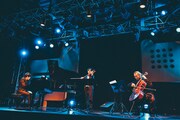 スペシャルトリオによるミニコンサートの様子。(撮影:西槇太一)