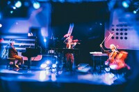 スペシャルトリオによるミニコンサートの様子。（撮影：西槇太一）