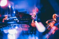 スペシャルトリオによるミニコンサートの様子。（撮影：西槇太一）