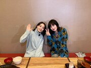親友の奈緒と小松菜奈。(c)日本テレビ