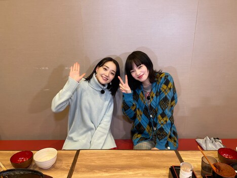 親友の奈緒と小松菜奈。(c)日本テレビ