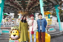 左から兼清萌々香、きゃない、櫻井海音。