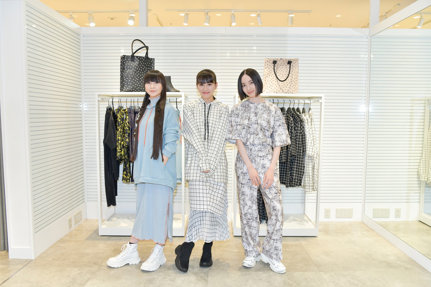 「Perfume Closet」新作アイテムを身にまとったPerfume。