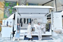 「Perfume Closetポップアップショップ」ファッショントラックの前でポーズを取るPerfume。