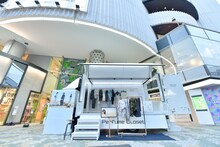 「Perfume Closetポップアップショップ」ファッショントラックの様子。