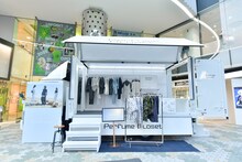 「Perfume Closetポップアップショップ」ファッショントラックの様子。