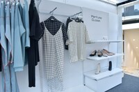 「Perfume Closetポップアップショップ」ファッショントラック内の様子。