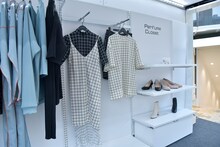 「Perfume Closetポップアップショップ」ファッショントラック内の様子。