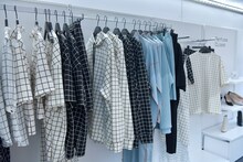 「Perfume Closetポップアップショップ」ファッショントラック内の様子。