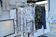 「Perfume Closetポップアップショップ」ファッショントラック内の様子。