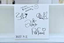 「Perfume Closetポップアップショップ」ファッショントラックに書き込まれたメッセージとサイン。