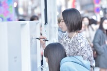 「Perfume Closetポップアップショップ」ファッショントラックにサインを書き込むのっち。