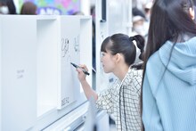 「Perfume Closetポップアップショップ」ファッショントラックにサインを書き込むあ～ちゃん。