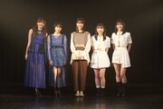 左から川村文乃、橋迫鈴、柏木由紀、西田汐里、山崎夢羽。(c)dTV 「 真夜中にハロー 」  作委員会