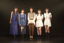 左から川村文乃、橋迫鈴、柏木由紀、西田汐里、山崎夢羽。(c)dTV 「 真夜中にハロー 」  作委員会
