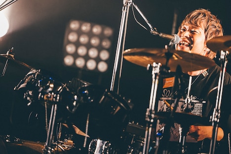 茂木欣一（Dr, Vo）（撮影：西槇太一）