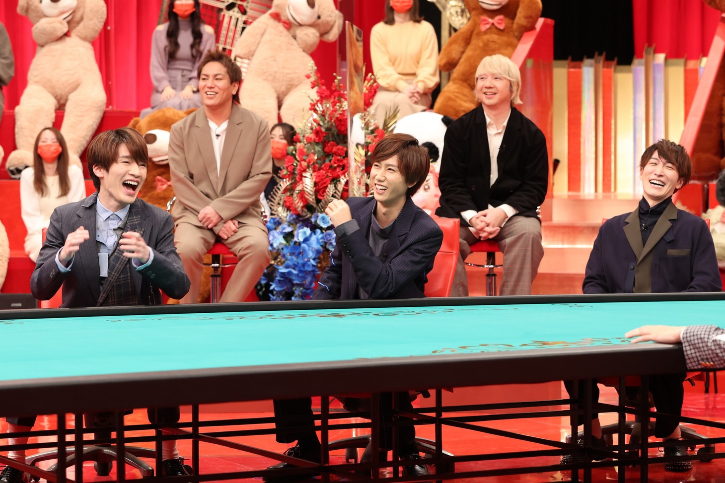 左から深澤辰哉、阿部亮平、渡辺翔太。