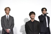 左から白岩瑠姫、豆原一成、鶴房汐恩。