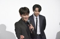 ケーキのデコレーションをJAMに説明する豆原一成。