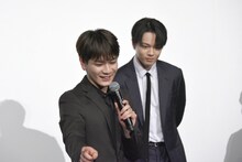 ケーキのデコレーションをJAMに説明する豆原一成。