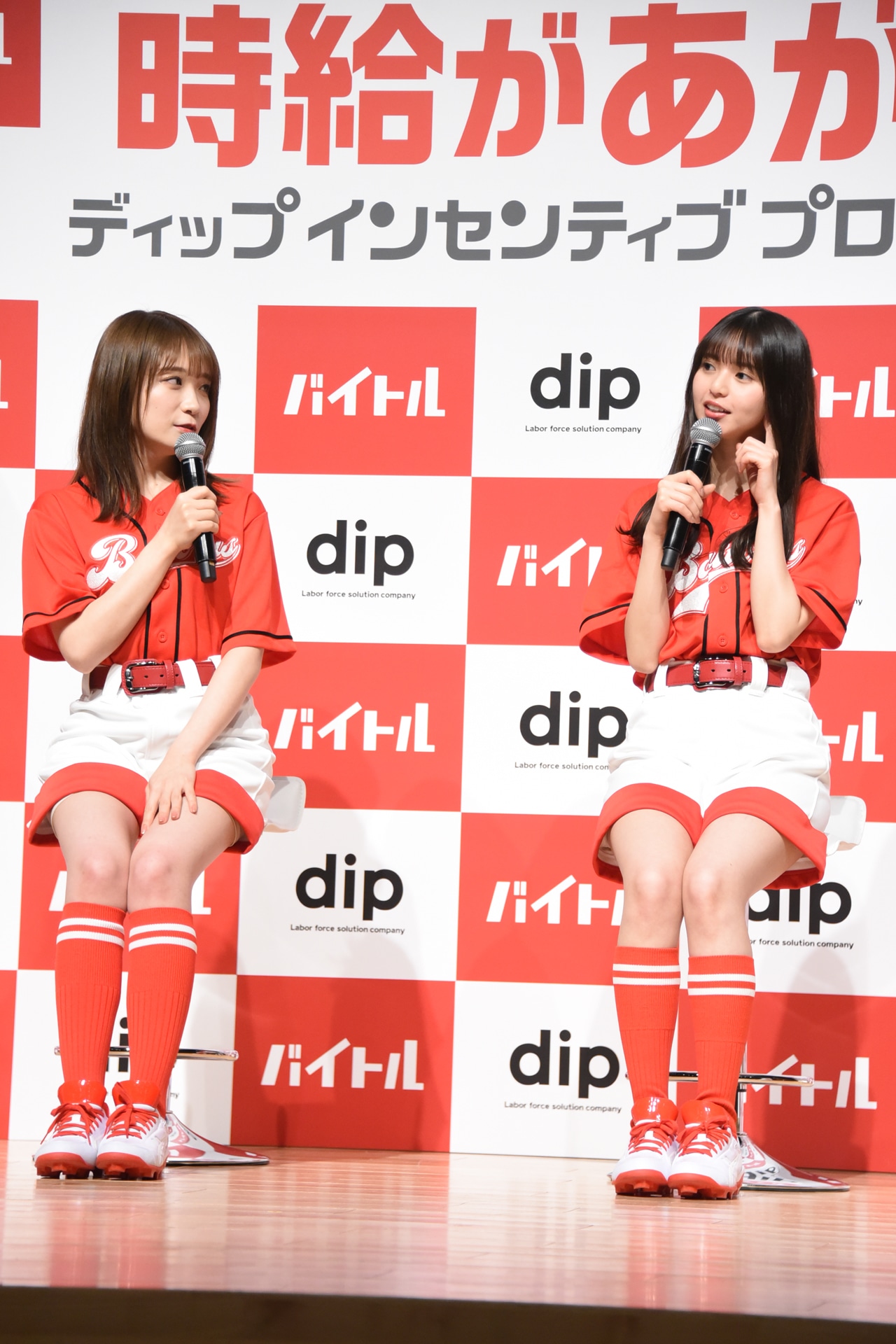 左から秋元真夏、齋藤飛鳥。