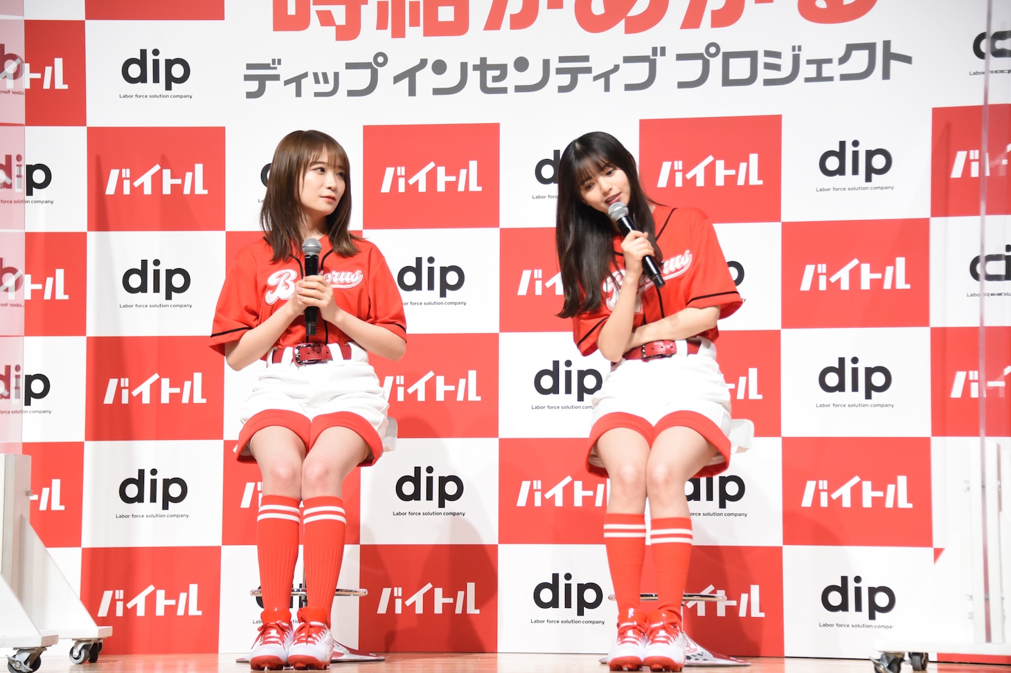 左から秋元真夏、齋藤飛鳥。
