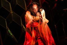 アヴちゃん（Vo）（撮影：森好弘）