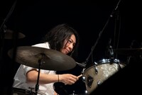 大工原幹雄（Dr）（撮影：石垣星児）