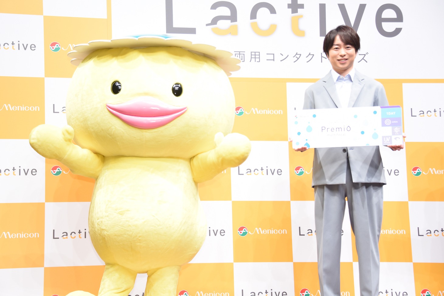 左からメニコン公式キャラクターのメル助、櫻井翔。