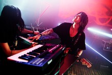 「SUGIZO vs INORAN PRESENTS BEST BOUT 2021～L2/5～」の様子。