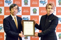 「伊丹大使」に就任した花村想太（右 / Da-iCE）。