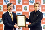 「伊丹大使」に就任した花村想太(右 / Da-iCE)。