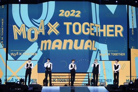 「2022 TOMORROW X TOGETHER FANLIVE MOA X TOGETHER」の様子。(c)BIGHIT MUSIC