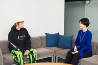 左からヒャダイン、児玉雨子。