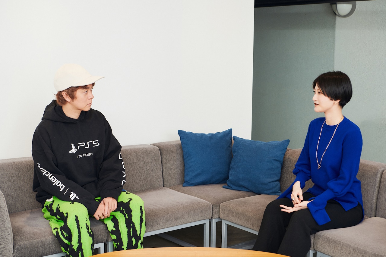 左からヒャダイン、児玉雨子。