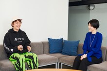 左からヒャダイン、児玉雨子。