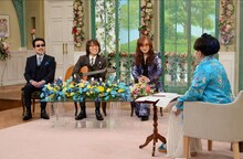 左からTHE ALFEE、黒柳徹子 (c)テレビ朝日